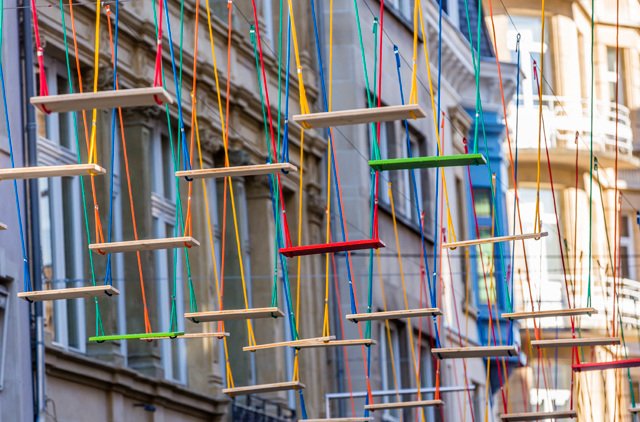 Λουξεμβούργο: Ενας δρόμος γέμισε με κούνιες -Μία ξεχωριστή εικαστική παρέμβαση [εικόνες & βίντεο] | iefimerida.gr 3