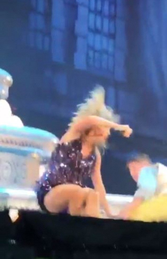 Η τούμπα της Τέιλορ Σουίφτ επί σκηνής την ώρα της συναυλίας της [εικόνες & βίντεο]  | iefimerida.gr 0