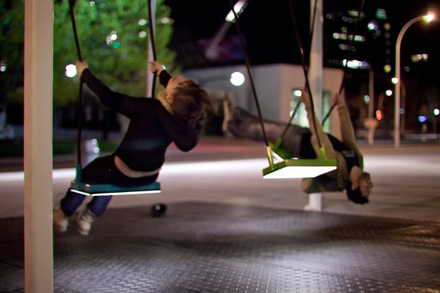 Οι 21 κούνιες που μεταμόρφωσαν μια πόλη και έμαθαν τους κατοίκους να συνεργάζονται [εικόνες&βίντεο] | iefimerida.gr 5