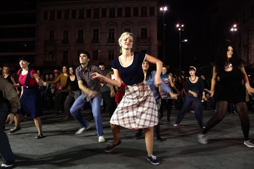Η Ομόνοια όπως δεν την έχετε ξαναδεί -Χορευτές του Swing ζωντάνεψαν την πλατεία με ένα ξέφρενο πάρτι [εικόνες] | iefimerida.gr 1