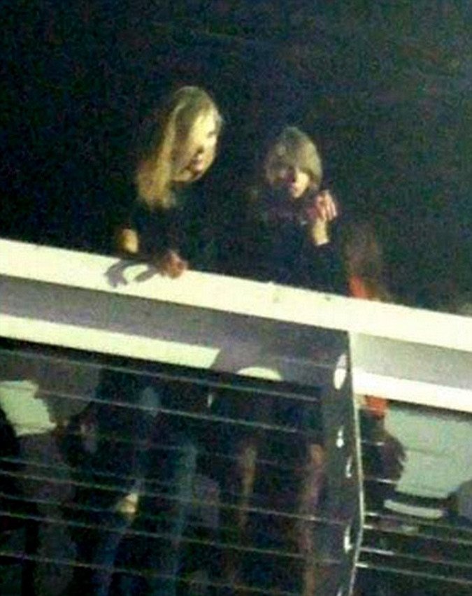 Το καυτό φιλί της Τέιλορ Σουίφτ με σούπερ μόντελ σκανδάλισε το Χόλιγουντ [εικόνες & βίντεο] | iefimerida.gr 0