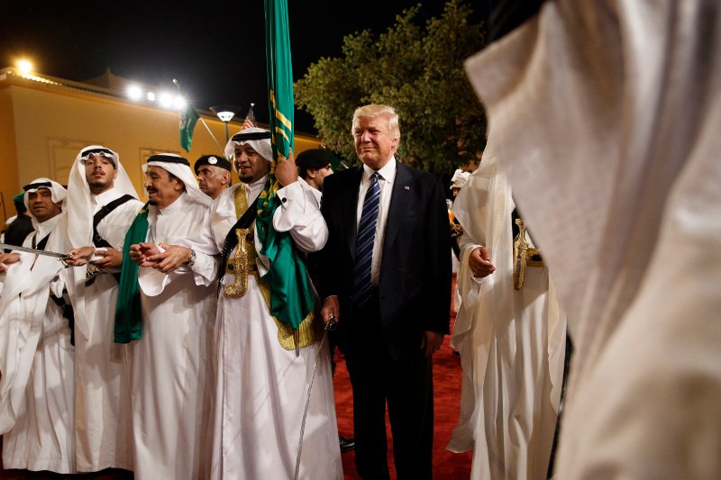 Δείτε τον Τραμπ να χορεύει παραδοσιακό αραβικό χορό με σπαθιά [εικόνες & βίντεο] | iefimerida.gr 0