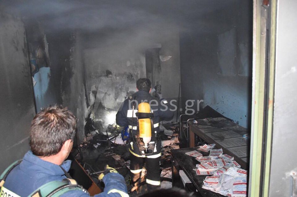 Μολότοφ στα γραφεία του Αρτέμη Σώρρα στη Ναύπακτο [εικόνες & βίντεο] | iefimerida.gr 0