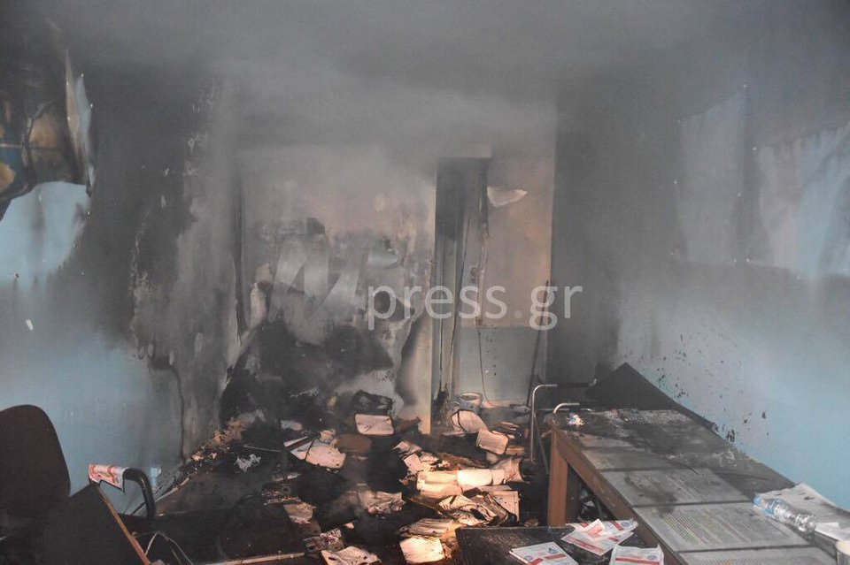 Μολότοφ στα γραφεία του Αρτέμη Σώρρα στη Ναύπακτο [εικόνες & βίντεο] | iefimerida.gr 1