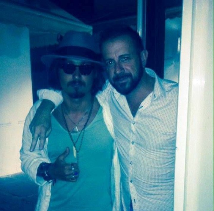 Ο σωσίας του Τζόνι Ντεπ προκάλεσε πανικό στη Λίνδο [εικόνα] | iefimerida.gr 0