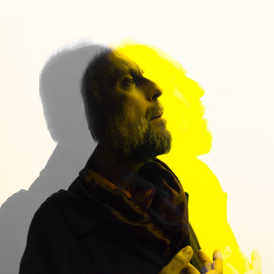 O Ματθαίος Γιωσαφάτ βοηθά τον Σωτήρη Χατζάκη να προσεγγίσει τον Tρελό του Γκόγκολ [εικόνες & βίντεο]   | iefimerida.gr 1