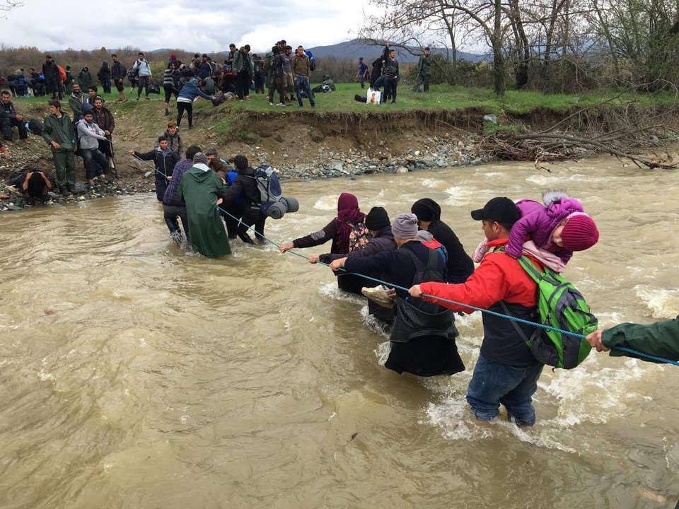 Νέο δράμα στην Ειδομένη: Πρόσφυγες με σχοινιά περνούν χείμαρρο για να φύγουν [εικόνες] | iefimerida.gr 0