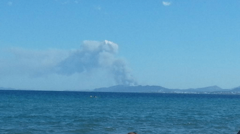 Μάχη με τις φλόγες στην Κερατέα - Σε απόσταση αναπνοής από σπίτια η φωτιά [εικόνες] | iefimerida.gr 5