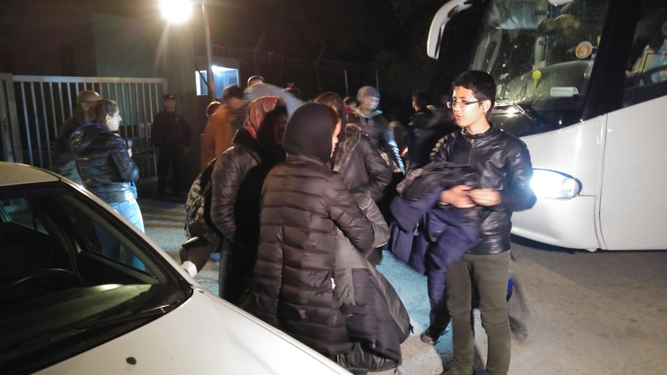 Εφτασαν στο Σχιστό οι πρώτοι πρόσφυγες από τα σύνορα -Παίρνουν ταξί και εξαφανίζονται [εικόνες] | iefimerida.gr 4