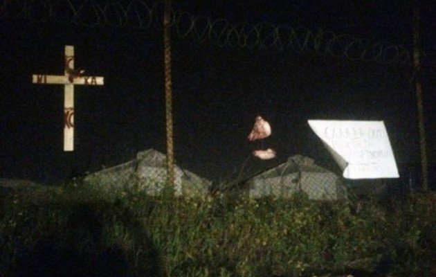 Εικόνες-σοκ: Κάρφωσαν γουρουνοκεφαλή στο hotspot του Σχιστού! [εικόνες] | iefimerida.gr 0