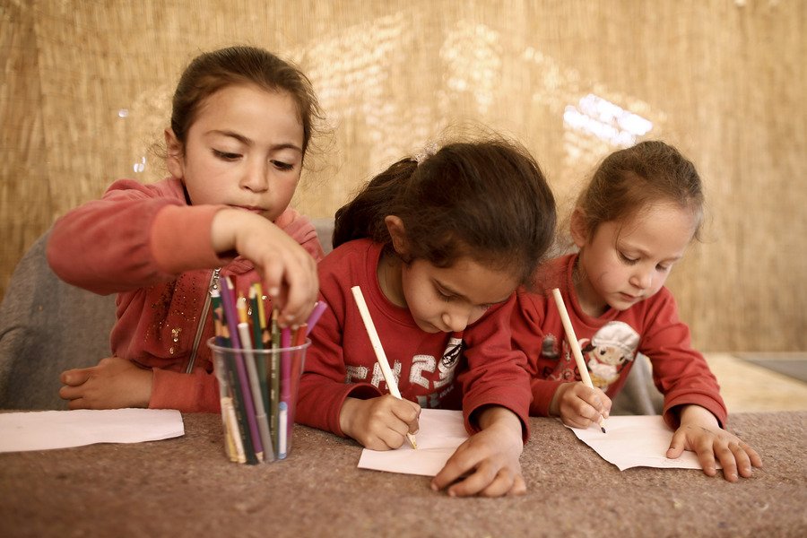 Σχολείο για τα παιδιά της Ειδομένης: Ανοιξε πριν 5 μέρες, διδάσκουν και πρόσφυγες [εικόνες] | iefimerida.gr 1