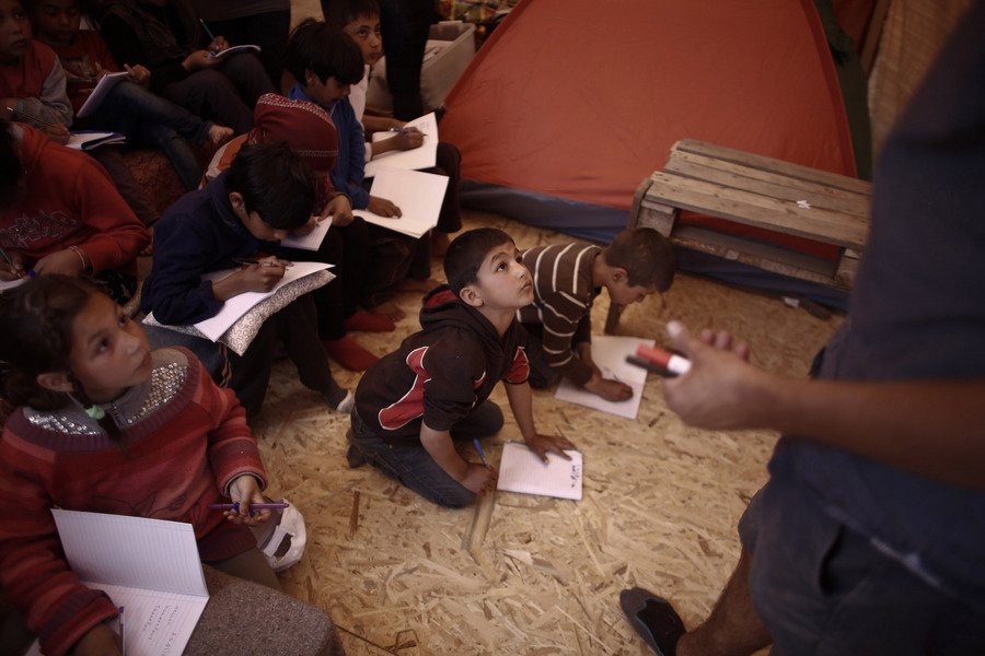 Σχολείο για τα παιδιά της Ειδομένης: Ανοιξε πριν 5 μέρες, διδάσκουν και πρόσφυγες [εικόνες] | iefimerida.gr 3