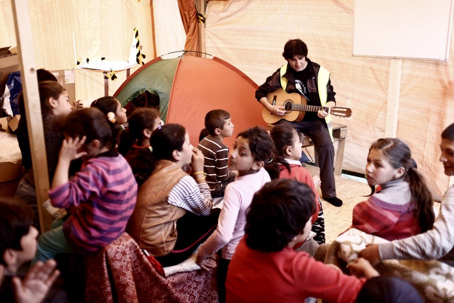 Σχολείο για τα παιδιά της Ειδομένης: Ανοιξε πριν 5 μέρες, διδάσκουν και πρόσφυγες [εικόνες] | iefimerida.gr 4