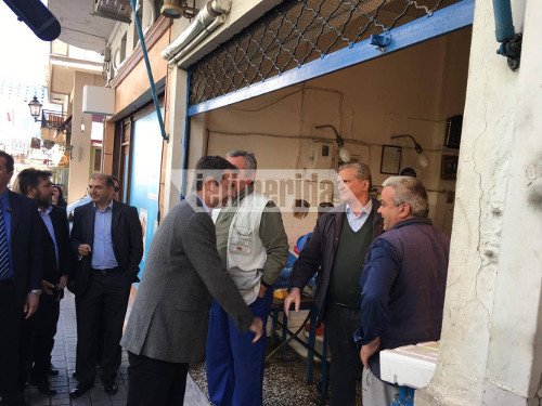 Η συνομιλία του Κυριάκου Μητσοτάκη με πιτσιρικάδες δημοτικού στην Αμφισσα [εικόνες] | iefimerida.gr 1