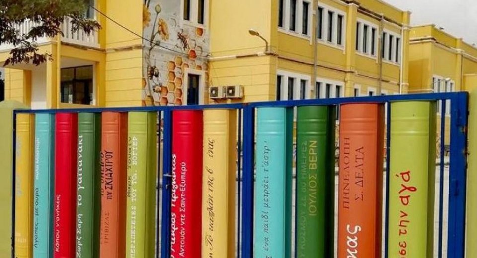 Μάλιστα πίσω από αυτό το όμορφο έργο που σηματοδοτεί την συνεργασία και την εργατικότητα, όπως δηλαδή κάνουν οι μέλισσες, κρύβεται και ένα κοινωνικό μήνυμα.