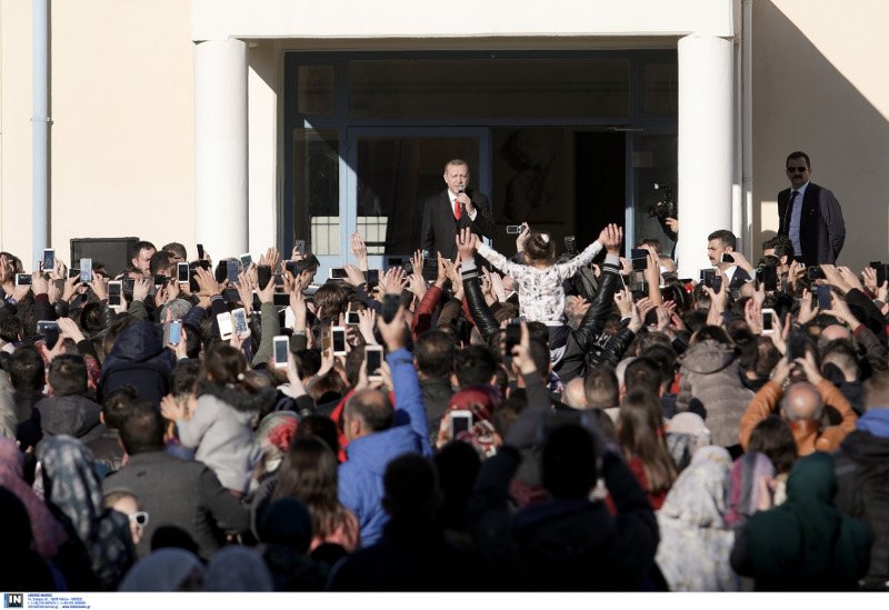 «Ηγέτη μας» φώναζαν στον Ερντογάν στο μειονοτικό σχολείο [εικόνες & βίντεο] | iefimerida.gr 3