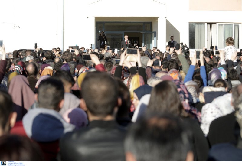 «Ηγέτη μας» φώναζαν στον Ερντογάν στο μειονοτικό σχολείο [εικόνες & βίντεο] | iefimerida.gr 4