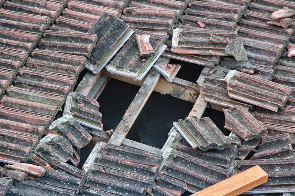 Εικόνες-σοκ στην Ημαθία: Ο αέρας ξήλωσε ολόκληρη τη σκεπή του λυκείου Μελίκης [βίντεο&εικόνες] | iefimerida.gr 3