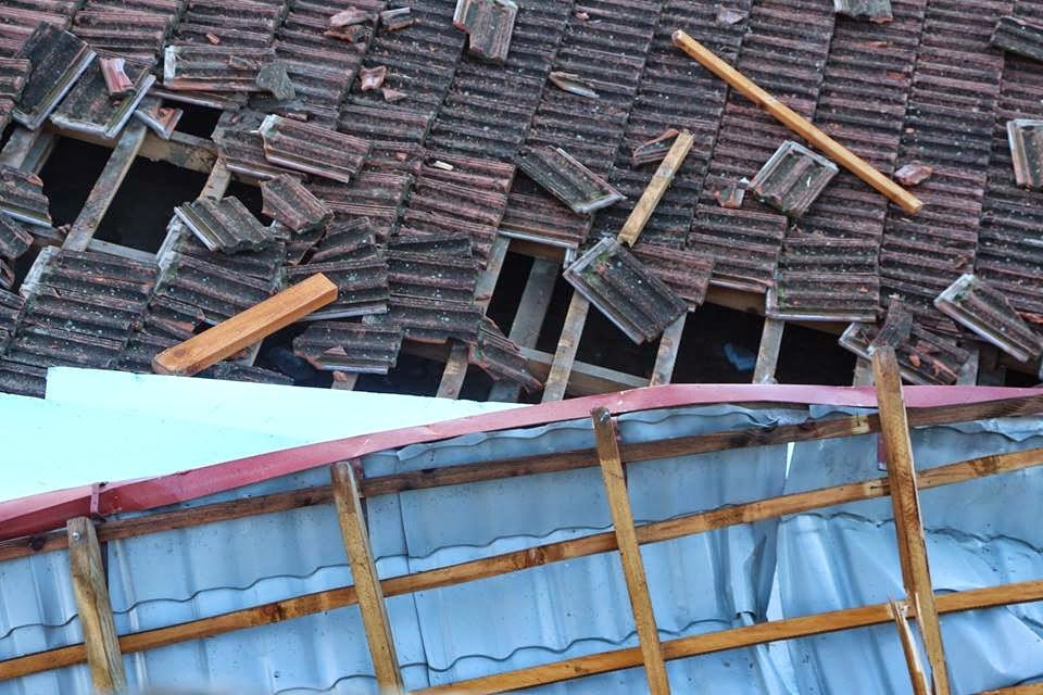 Εικόνες-σοκ στην Ημαθία: Ο αέρας ξήλωσε ολόκληρη τη σκεπή του λυκείου Μελίκης [βίντεο&εικόνες] | iefimerida.gr 4