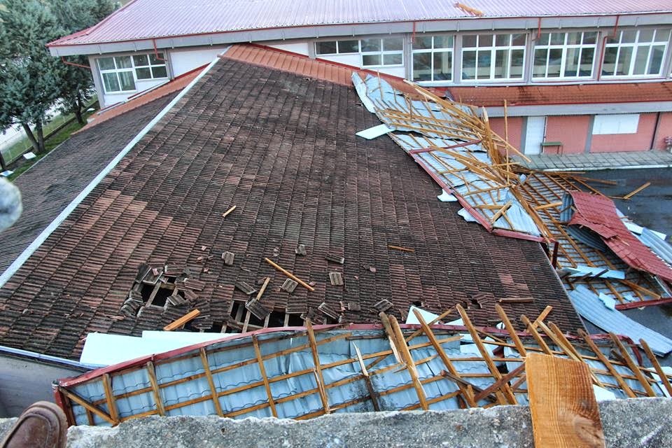 Εικόνες-σοκ στην Ημαθία: Ο αέρας ξήλωσε ολόκληρη τη σκεπή του λυκείου Μελίκης [βίντεο&εικόνες] | iefimerida.gr 5