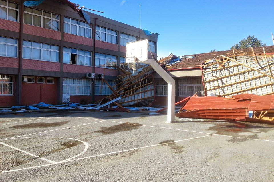Εικόνες-σοκ στην Ημαθία: Ο αέρας ξήλωσε ολόκληρη τη σκεπή του λυκείου Μελίκης [βίντεο&εικόνες] | iefimerida.gr 6