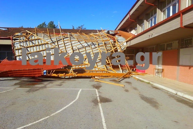 Εικόνες-σοκ στην Ημαθία: Ο αέρας ξήλωσε ολόκληρη τη σκεπή του λυκείου Μελίκης [βίντεο&εικόνες] | iefimerida.gr 8