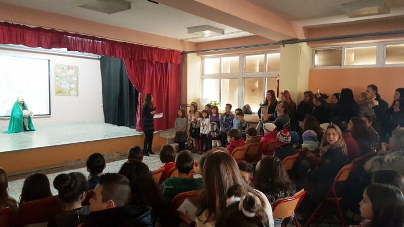 Παιδιά προσφύγων και Ελλήνων είπαν μαζί κάλαντα και τραγούδια σε σχολεία της Θεσσαλονίκης [εικόνες] | iefimerida.gr 1