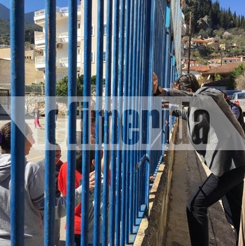 Η συνομιλία του Κυριάκου Μητσοτάκη με πιτσιρικάδες δημοτικού στην Αμφισσα [εικόνες] | iefimerida.gr 2