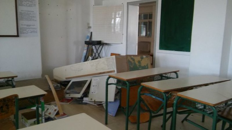 Χανιά: Αγνωστοι τα έκαναν «γυαλιά-καρφιά» σε σχολείο [εικόνες] | iefimerida.gr 0