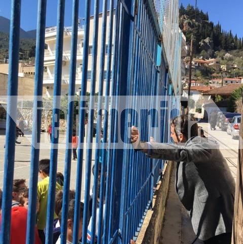 Η συνομιλία του Κυριάκου Μητσοτάκη με πιτσιρικάδες δημοτικού στην Αμφισσα [εικόνες] | iefimerida.gr 3