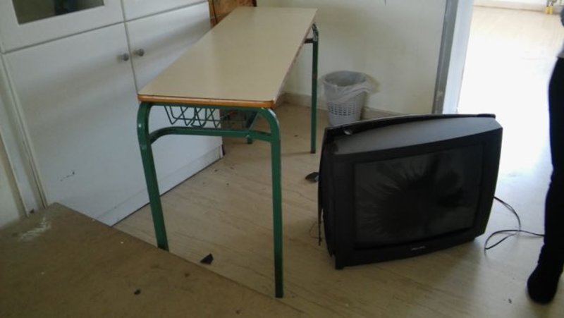 Χανιά: Αγνωστοι τα έκαναν «γυαλιά-καρφιά» σε σχολείο [εικόνες] | iefimerida.gr 1