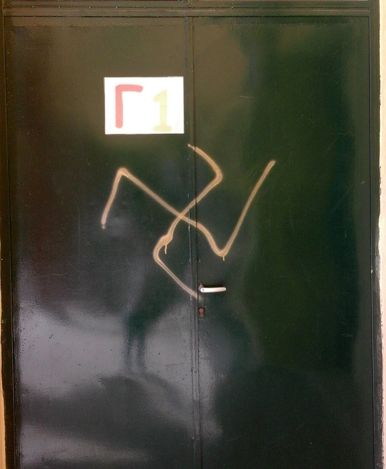 Εικόνες ντροπής σε σχολείο της Κρήτης: Σβάστικες και ρατσιστικά συνθήματα [εικόνες]  | iefimerida.gr 0