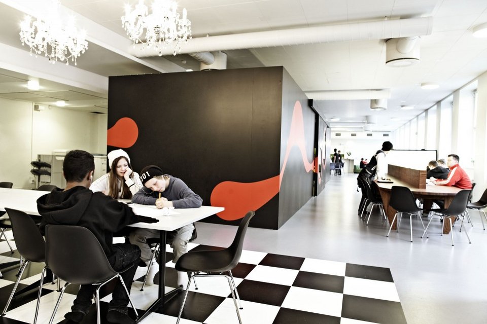 Σχολείο βγαλμένο από παιδικό όνειρο -Χωρίς θρανία μόνο καναπέδες, παιχνίδια, χρώματα [εικόνες&βίντεο] | iefimerida.gr 4