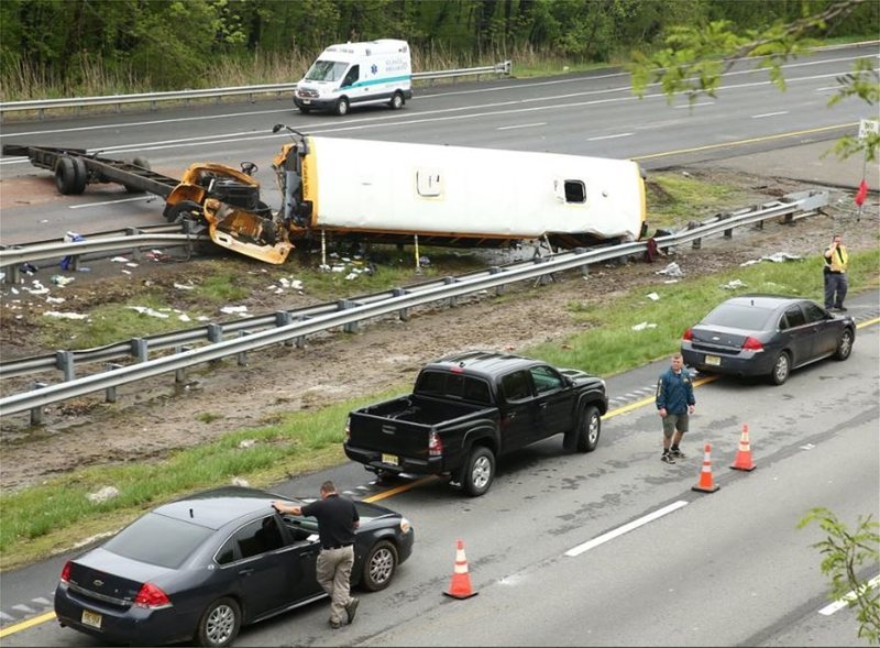 Τραγωδία στις ΗΠΑ: Σχολικό συγκρούστηκε με φορτηγό -Δύο νεκροί [εικόνες & βίντεο] | iefimerida.gr 1