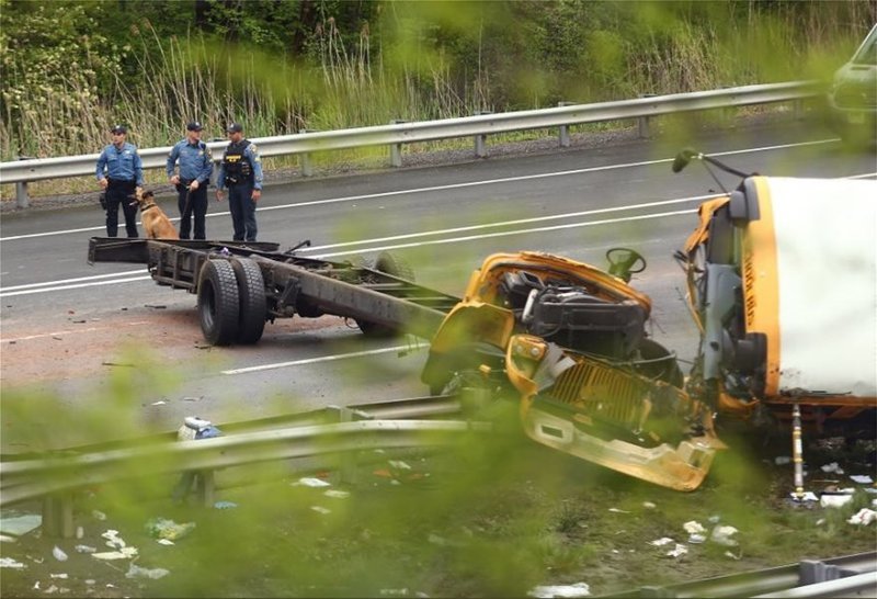 Τραγωδία στις ΗΠΑ: Σχολικό συγκρούστηκε με φορτηγό -Δύο νεκροί [εικόνες & βίντεο] | iefimerida.gr 2