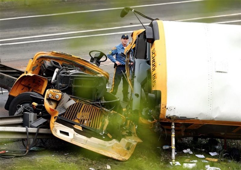 Τραγωδία στις ΗΠΑ: Σχολικό συγκρούστηκε με φορτηγό -Δύο νεκροί [εικόνες & βίντεο] | iefimerida.gr 3