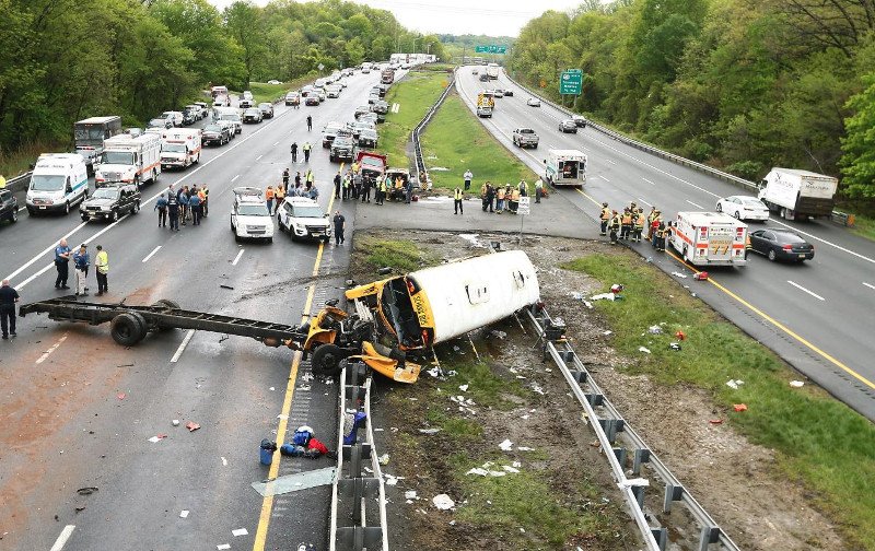 Τραγωδία στις ΗΠΑ: Σχολικό συγκρούστηκε με φορτηγό -Δύο νεκροί [εικόνες & βίντεο] | iefimerida.gr 0