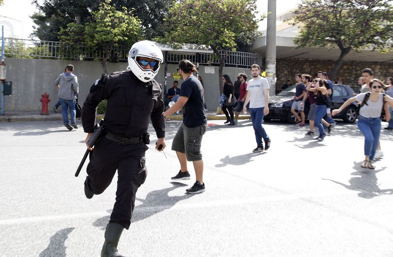Αλληλέγγυοι έγραψαν με σπρέι συνθήματα στο υπουργείο Προστασίας του Πολίτη [εικόνες] | iefimerida.gr 5