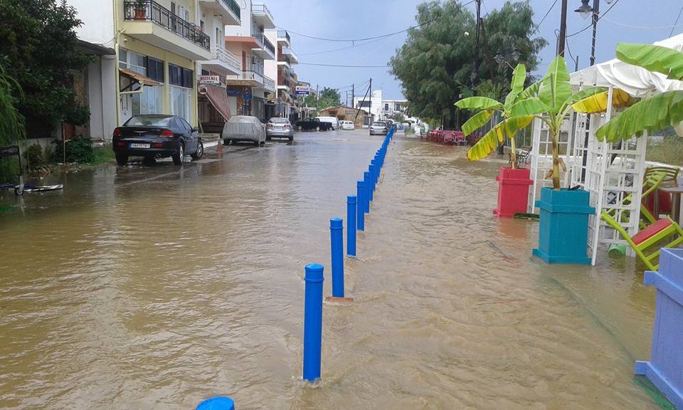 Εικόνες καταστροφής από τη θεομηνία που έπνιξε τη μισή Ελλάδα [εικόνες & βίντεο] | iefimerida.gr 13
