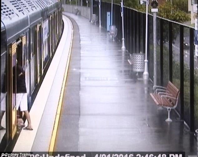 Η τρομακτική στιγμή που αγοράκι πέφτει στο κενό, ανάμεσα στο συρμό και στην αποβάθρα, στο μετρό [βίντεο] | iefimerida.gr 1