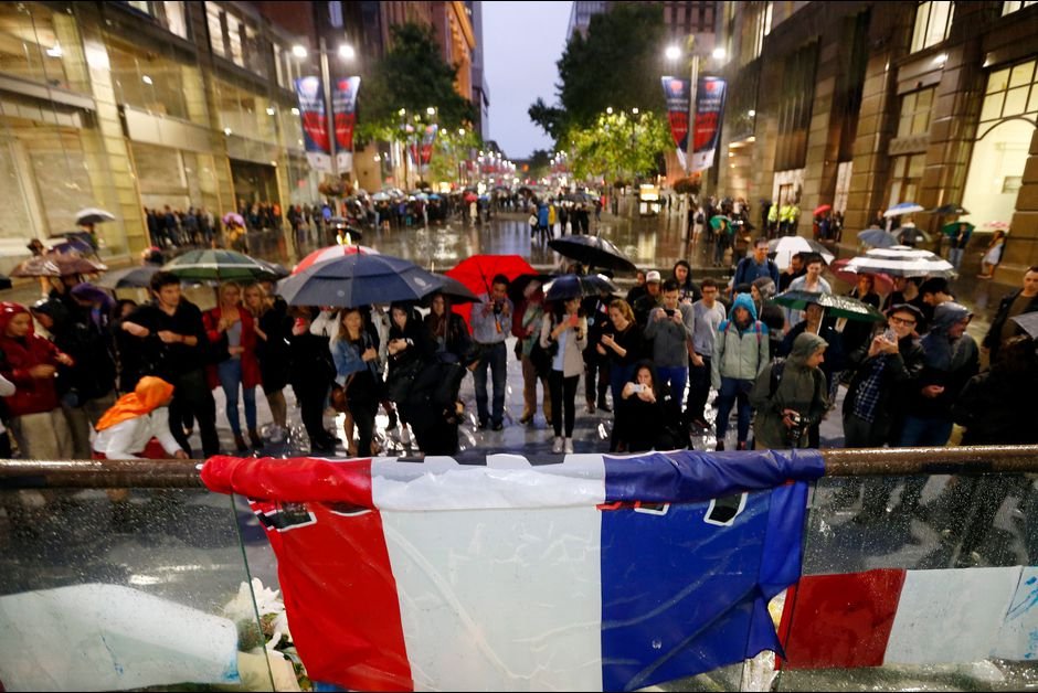 Σοκαρισμένη η Γαλλία κλαίει και φοβάται, μετά τις τρομοκρατικές επιθέσεις [εικόνες] | iefimerida.gr 11