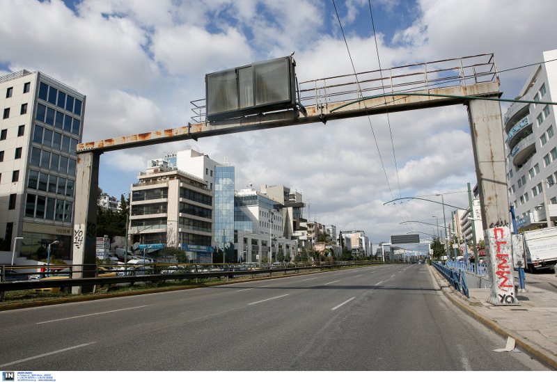 Εν αναμονή του συνεργείου που θα αποκαθηλώσει την πινακίδα...- φωτογραφία intimenews