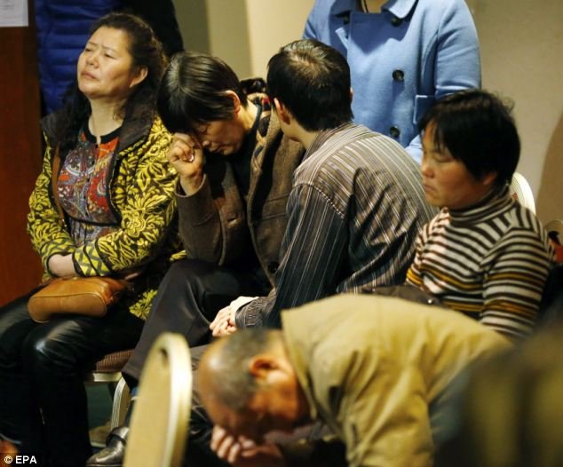 Στιγμές απόγνωσης για τους συγγενείς των επιβαινόντων: Παρακαλούν να μην είναι συντρίμμια του Boeing αυτά που είδε ο δορυφόρος [εικόνες] | iefimerida.gr 0