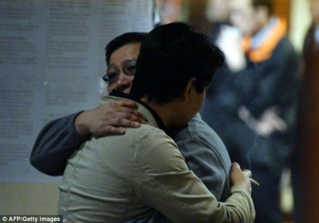 Στιγμές απόγνωσης για τους συγγενείς των επιβαινόντων: Παρακαλούν να μην είναι συντρίμμια του Boeing αυτά που είδε ο δορυφόρος [εικόνες] | iefimerida.gr 2