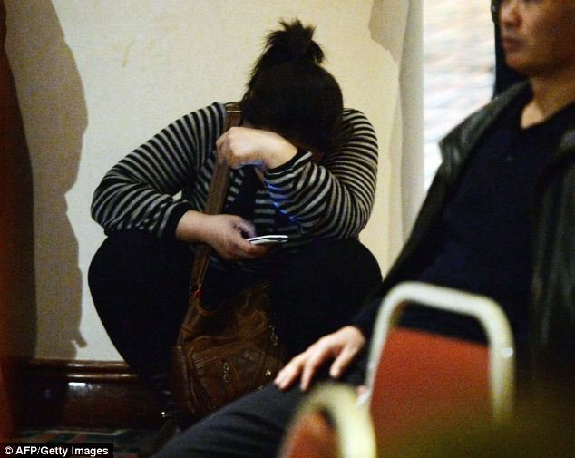 Στιγμές απόγνωσης για τους συγγενείς των επιβαινόντων: Παρακαλούν να μην είναι συντρίμμια του Boeing αυτά που είδε ο δορυφόρος [εικόνες] | iefimerida.gr 3