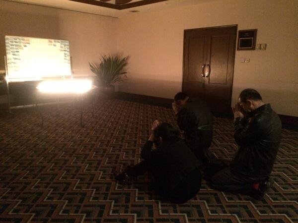 Στιγμές απόγνωσης για τους συγγενείς των επιβαινόντων: Παρακαλούν να μην είναι συντρίμμια του Boeing αυτά που είδε ο δορυφόρος [εικόνες] | iefimerida.gr 4