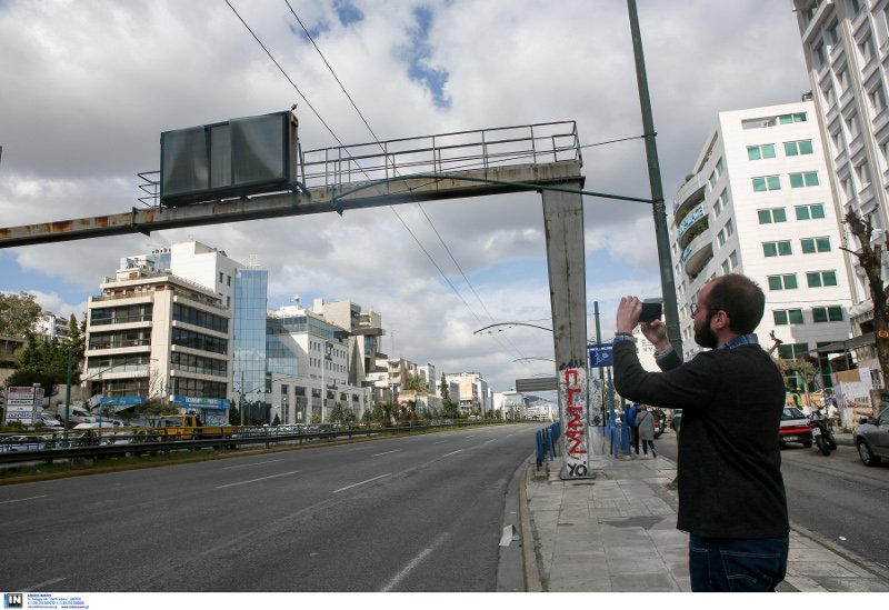 Οι περαστικοί φωτογραφίζουν την πινακίδα που έκανε την ζημιά- φωτογραφία intimenews