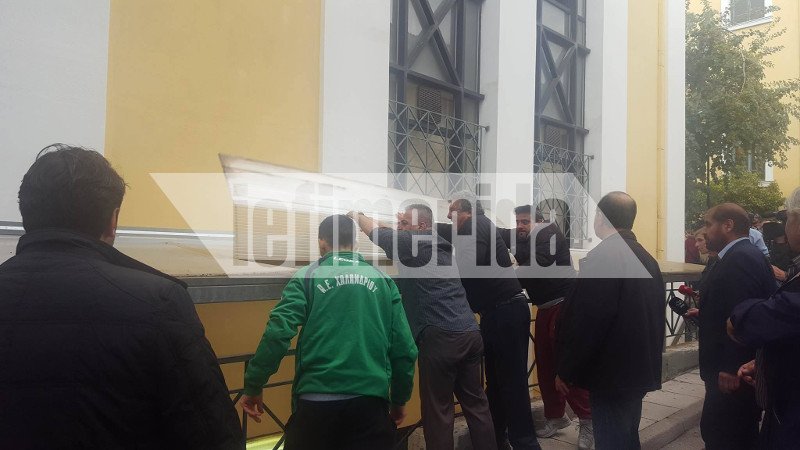 ΜΑΤ στην Ευελπίδων -Οι συγγενείς της Δώρας προσπάθησαν να εισβάλουν στο διαστήριο [εικόνες & βίντεο] | iefimerida.gr 0