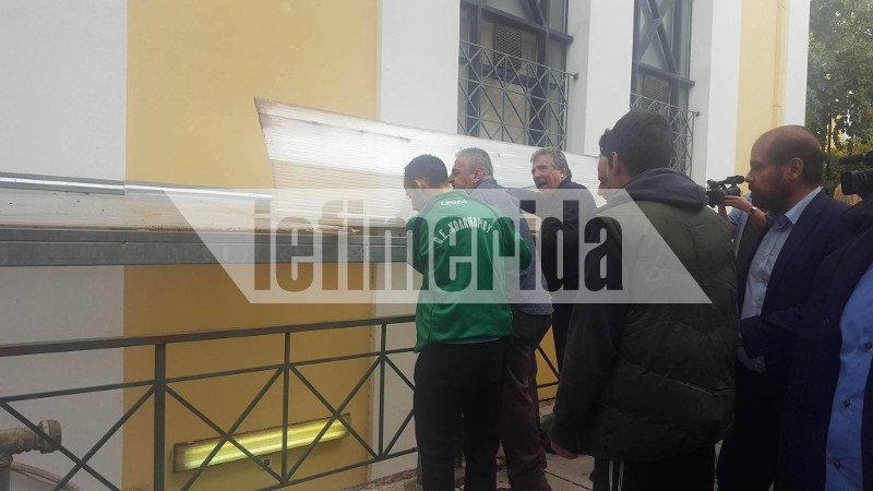 ΜΑΤ στην Ευελπίδων -Οι συγγενείς της Δώρας προσπάθησαν να εισβάλουν στο διαστήριο [εικόνες & βίντεο] | iefimerida.gr 1