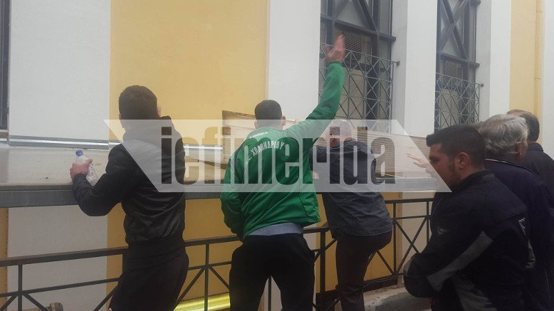 ΜΑΤ στην Ευελπίδων -Οι συγγενείς της Δώρας προσπάθησαν να εισβάλουν στο διαστήριο [εικόνες & βίντεο] | iefimerida.gr 2